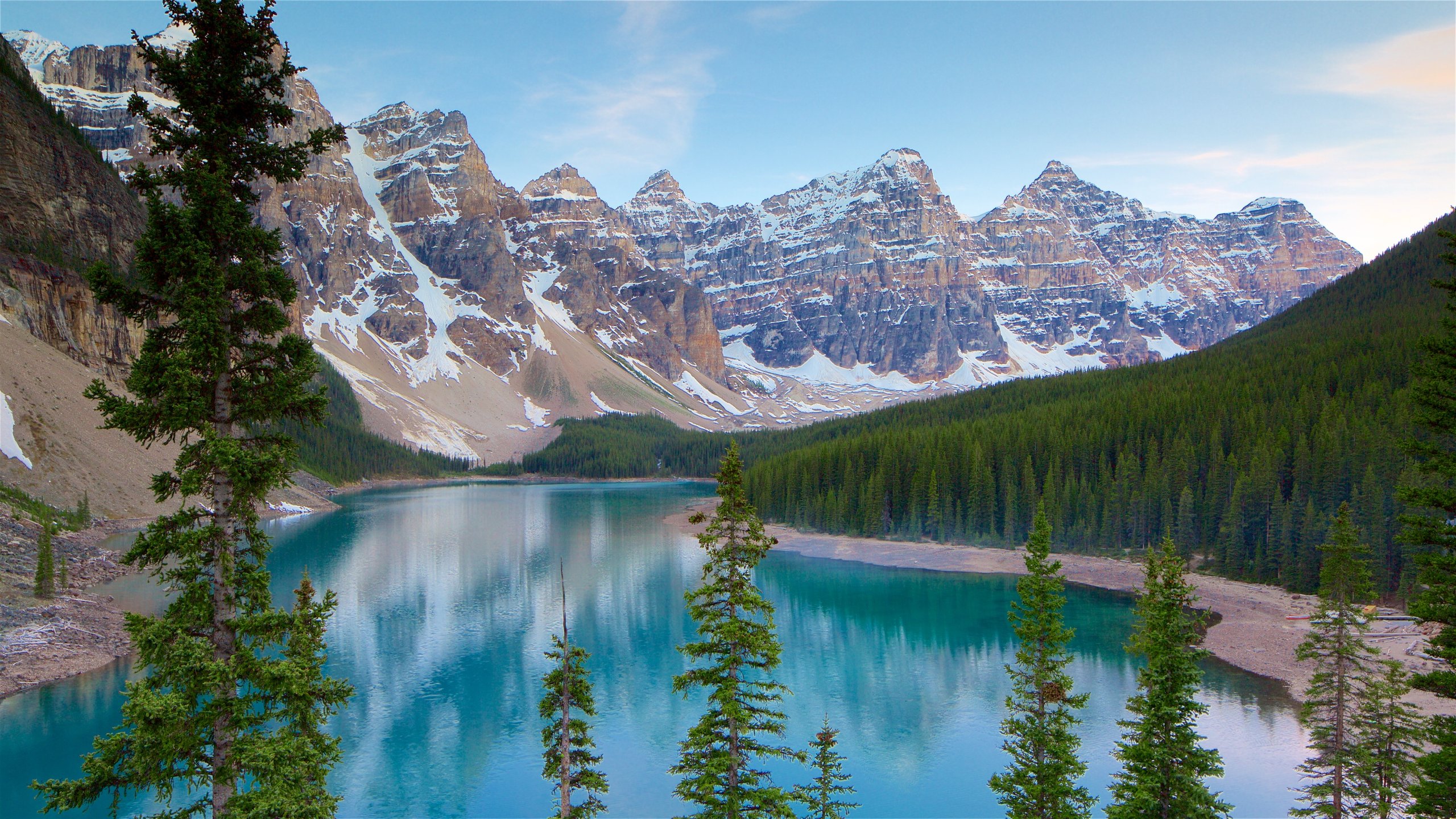 Kota Banff Di Kelilingi Pegunungan Rocky Dan Danau Kristal Indah