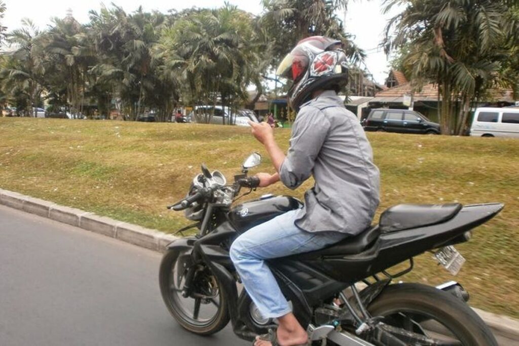 Bahaya Bermain Handphone Di Jalanan Yang Fatal