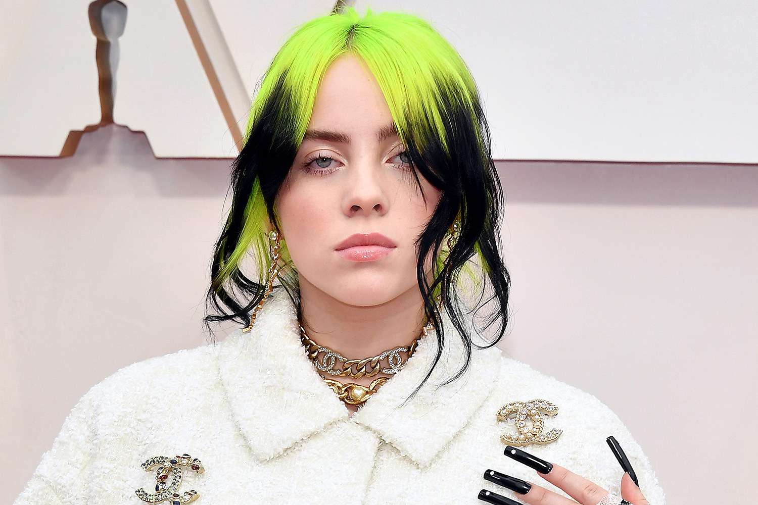 Billie Eilish Merevolusi Genre Pop Dengan Gaya Yang Unik