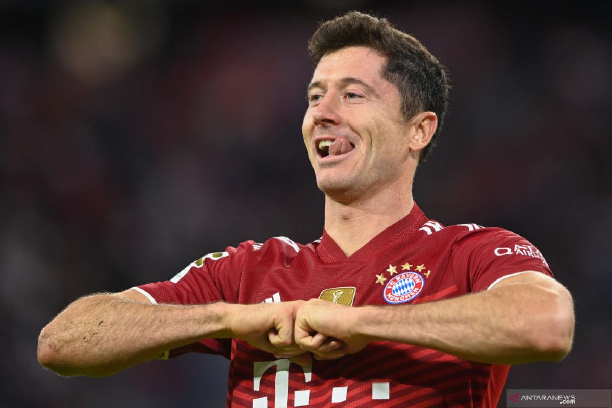 Bintang Sepak Bola Robert Lewandowski Pahlawan Lapangan