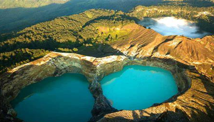 Danau Kelimutu Menyajikan Keindahan Danau Tiga Warna