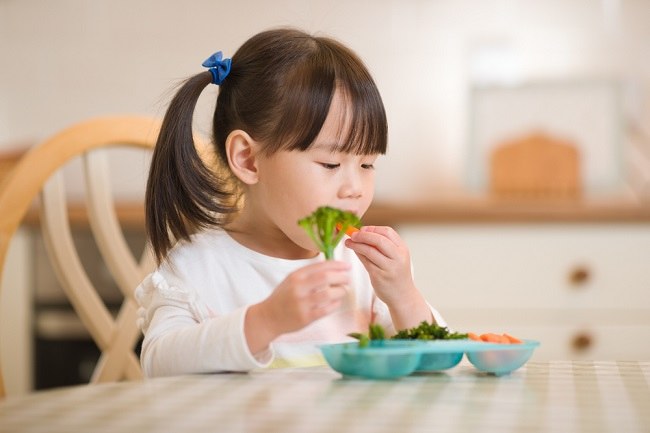 3 Kebiasaan Ibu Yang Salah Saat Memberikan Makan Anak