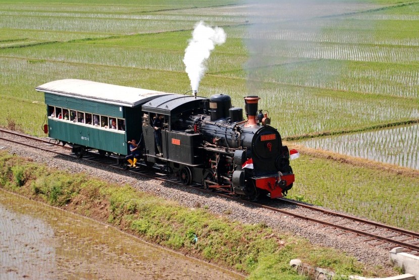 Kereta Api Uap Peninggalan Belanda Masih Beroperasi