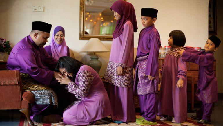 Tradisi Sungkeman Adat Jawa Di Saat Lebaran