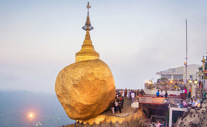 Golden Rock Atau Kyaiktiyo Pagoda Situs Ziarah Budha