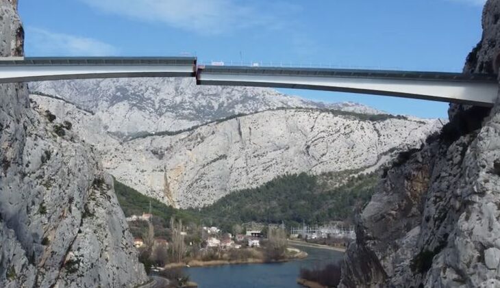 Jembatan Cetina Yang Bersejarah Terletak Atas Sungai Kroasia