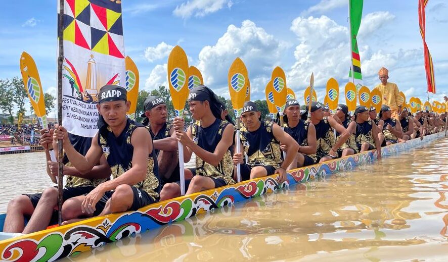 Perlombaan Tradisional Dayung Atau Di Kenal Pacu Jalur