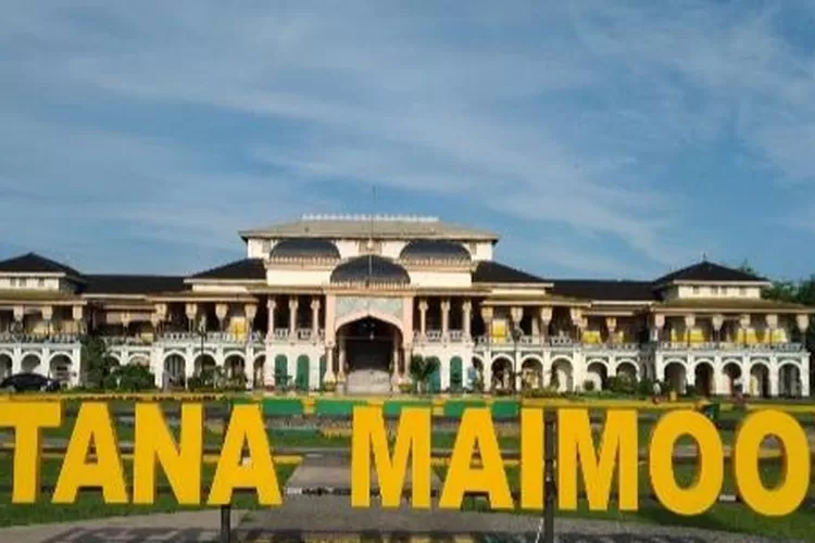 Menjelajahi Keanggunan Istana Maimun