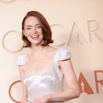 Gaun Yang Di pakai Emma Stone di Oscar 2026, Ini Detailnya