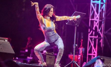 Dewi Persik Penyanyi Dangdut Yang Khas Dengan Goyangannya