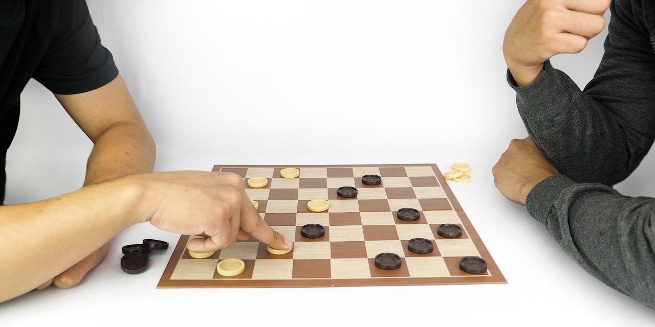 Checkers Atau Dam Batu, Game Untuk Mengasah Cara Berpikir